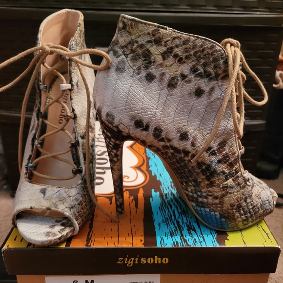 Woman's Shoes - Picture 11 of 11